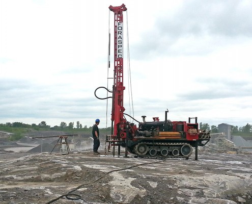 Forages aux diamants pour l'exploitation de pierre dimensionnelle dans une carrière sur la rive sud de Montréal